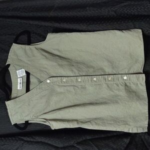 Woman's sleeveless top